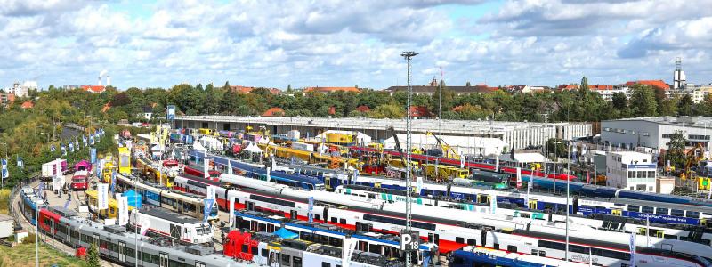 Totalt presenterades 133 fordon från olika tillverkare på mässans 3 500 meter långa spårområde. Foto: Messe Berlin