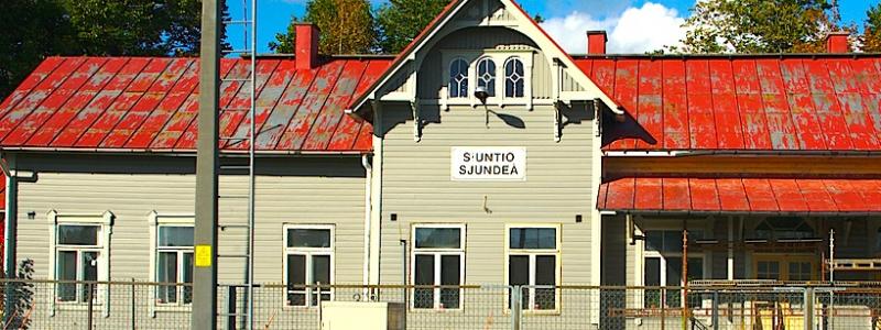 Sjundeå järnvägsstation är en järnvägsstation på Kustbanan Åbo-Helsingfors i den nyländska staden Sjundeå. Huvudstadsregionens närtrafiks Y-tåg stannar vid stationen. Stationsbyggnaden byggdes 1898-99 efter ritningar av den finländske arkitekten Bruno F. Granholm. Numera fungerar byggnaden som kafé och som bostad. Avståndet från Kyrkslätts järnvägsstation är 21,7 kilometer och från Ingå järnvägsstation 19,3 kilometer. Foto: Creative Commons; kredit: Vitaly Repin