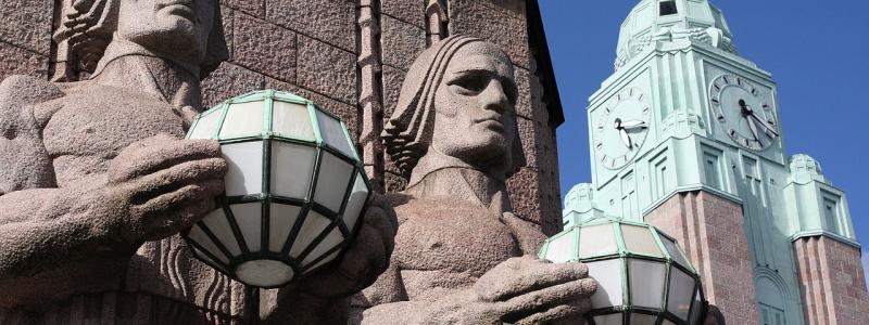 Två av fyra ljusbärare vid huvudingången till Helsingfors centralstation. Foto: Wikipedia Common Lic, kredit: yeowatzup