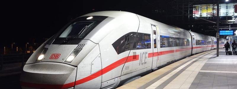 Nu står även snabbtågen still. Bilden visar ett ICE 4-tåg från Deutsche Bahn (klass 412) på Berlins centralstation. Foto: Wikipedia Common, kredit: Andre_de