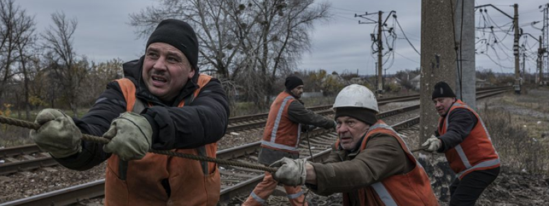 En av bilderna i projektet "Iron people". Järnvägsarbetarna Vitalii Yakovenko, Ivan Gordakov, Volodymyr Tihonenko och deras kollegor reparerar en del av järnvägen i regionen Izium som förstörts av rysk beskjutning. Foto: Jelle Krings