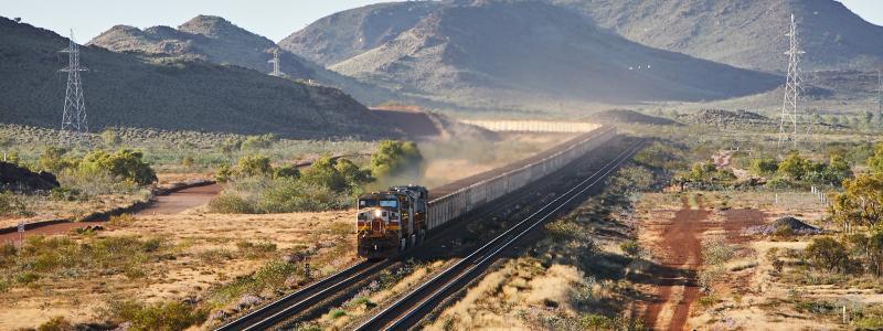 Australiska gruvföretaget RIO Tintos autono-ma tåg består av tre lokomotiv, och kan trans-portera 28000 ton järnmalm från gruvorna till hamnen i Cape Lambert. Foto: Rio Tinto