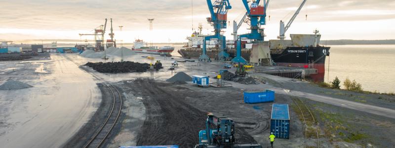 Avtalet mellan Luleå Hamn och Stegra möjliggör utbyggnad av järnvägen i hamnen och ett arrende där Stegra själva investerar i infrastruktur. Foto: Brightnest