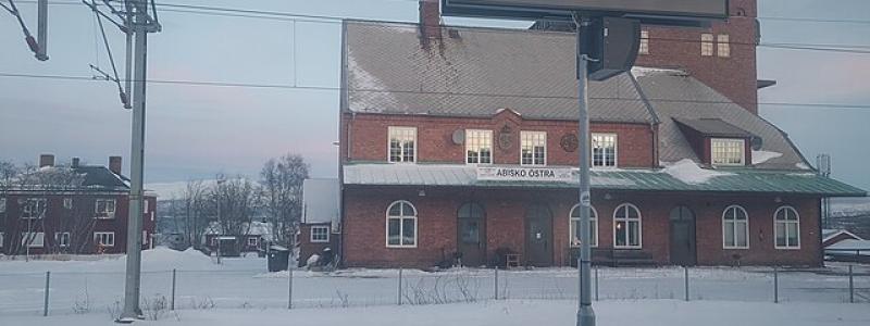 Abisko östra tågstation vintertid. Foto: Wikimedia Commons