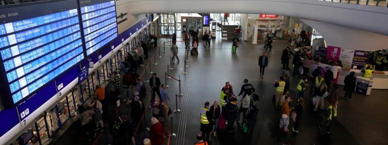 Czarek Sokolowski/AP/TT: Warszawa Centralna, den stora järnvägsstationen i Polens huvudstad. Arkivbild.