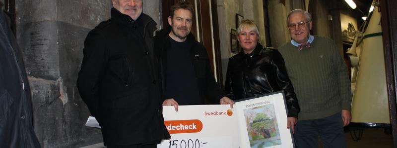 Niklas Jonsson, Sparbanksstiftelsen Dalarna till vänster och Alexandra Bennström, Swedbank delade ut stipendium till representanter för Museiföreningen Gefle-Dala Jernväg. Foto: Sparbanksstiftelsen Dalarna