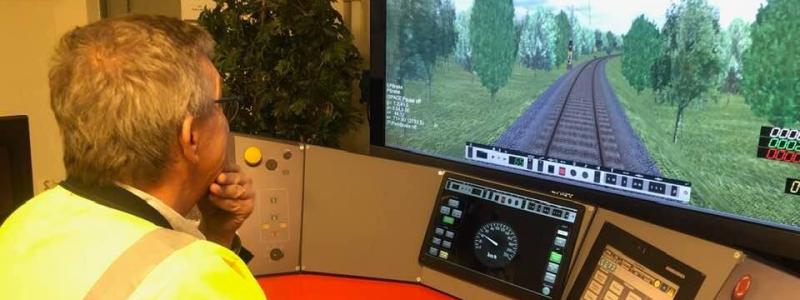 Utbildning i lokförarsimulator. ”Trafikverket bör få i uppdrag att fortsatt driva Järnvägscollege, och eventuellt sprida modellen till fler branscher”, skriver Trafikverket.
FOTO: Johan Lindahl/MYH