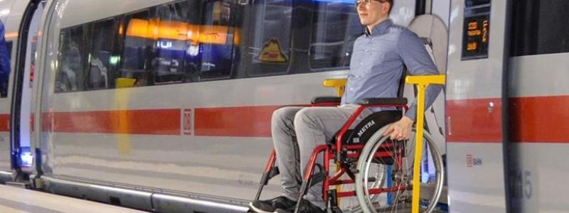 En rörlig ramp för resenärer med nedsatt funktionshinder som lämnar ett tyskt ICE-tåg. Foto: Företaget Palfinger