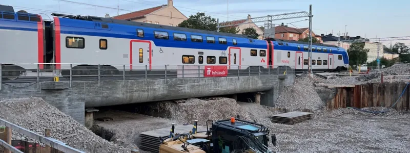 Första tåget passerar. Foto: Trafikverket/Charlii Enström