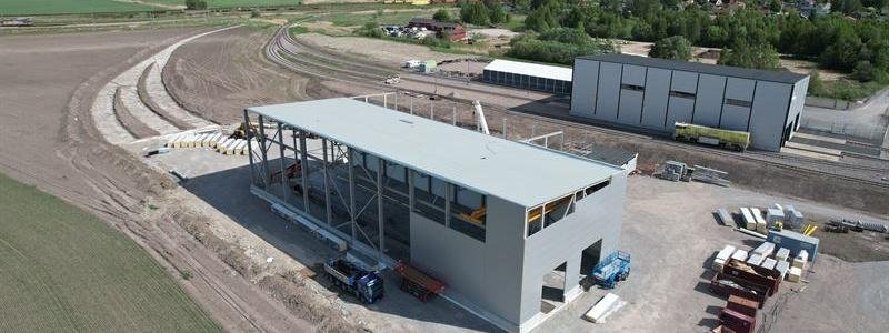 Pågående arbete vid Siemens verkstad i Hallsberg. Enligt Train Alliance har en tidigare redovisad markförsäljning i området inte genomförts och intäkter på omkring 40 miljoner kronor ska därför skrivas ned. Foto: Train Alliance
