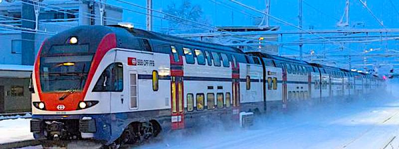 Stadlers schweiziska dubbeldäckare Dosto på väg i alplandet vid stationen i Affretikon. Foto: Wikipedia,  kredit, David Gubler
