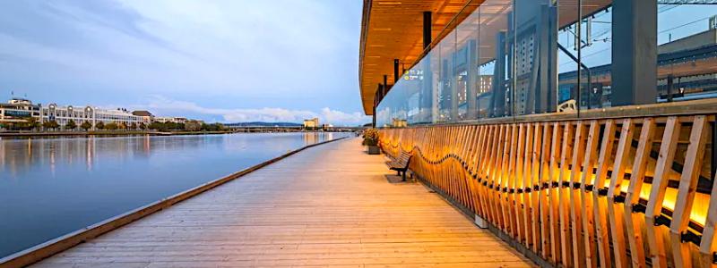 Trevlig "vänthall". Belysningen från Drammen järnvägstation på Jernbanekaia. Foto: Hans-Magnus Bjølgerud, Norconsult