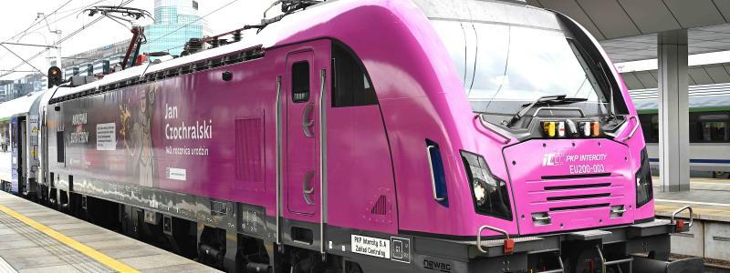 Utöver lokets nya utseende kommer resenärer att kunna se informationsfilmer ombord på PKP Intercitys tåg. Filmerna berättar om Czochralskis två viktigaste uppfinningar: kiselkristallmetoden och Metall B. foto: PKP