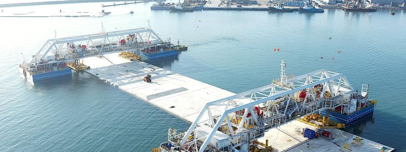 Installationen sker med hjälp av fartyget IVY, som består av två sammankopplade enheter – IVY 1 och IVY 2. Dessa används för att hantera både standardelement och specialelement med olika dimensioner och vikt. Foto: Femern Link Contractors