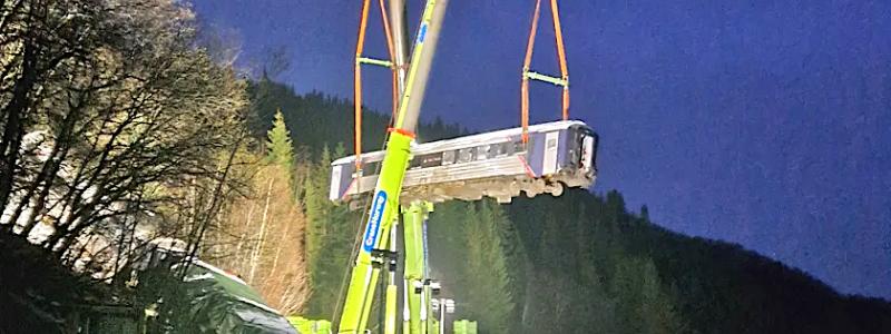 Nyligen lyftes den första av de kvarvarande vagnarna bort från olycksplatsen. Den exakta tidtabellen för lyftverksamheten är osäker.
Foto: Bane NOR