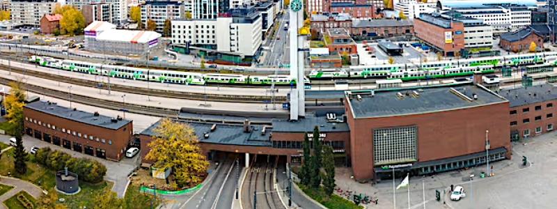Tammerfors centralstation: Under arbetet påverkas trafiken i Tammerfors centrum i hög grad. Både Erkkiläbron och delar av gatan, Itsenäisyydenkatu, kommer att stängas av för trafik, särskilt under sommarsäsongen. Myndigheterna uppmanar invånare och pendlare att planera sina resor i god tid. Bild: Väylävirasto, Finlands Trafikverk