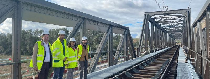 Adif planerar omfattande reparations- och underhållsarbeten på en metallbro mellan stationerna Espeluy och Mengíbar på den konventionella linjen Madrid–Jaén. Arbetet inleddes nyligen och de pågår till cirka maj året därpå. Brosträckan är cirka 250 meter lång och korsar Guadalquivir-floden mellan kilometrar 338/620 och 338/800. Arbetena involverar strukturell förbättring och byte av sliprar. När broarbetet är klart kommer nuvarande hastighetsbegränsning att tas bort, vilket väntas förbättra tågens punktlighet. Foto: Adif