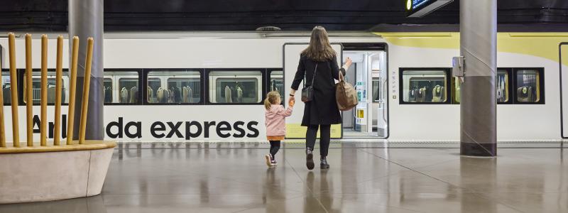 Allt fler privatpersoner väljer Arlanda express för resan till flyget. Foto: Arlanda express