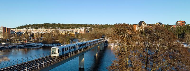 Tågen lastas på järnväg i Tyskland, och resan kräver noggrann planering för att säkerställa att alla delar av kedjan fungerar sömlöst – från fabriken till slutdestinationen i Stockholm. Foto: Alstom