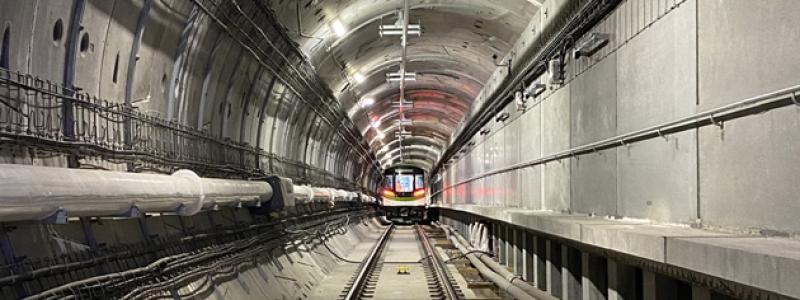 Det nya systemet är utformat för tät trafik med förarlösa tåg och syftar till att förbättra tillgängligheten mellan bostadsområden, arbetsplatser och viktiga transportnoder. Projektet har dock präglats av förseningar och etappvis idrifttagning, där olika delar av nätet öppnats vid olika tidpunkter. Foto: Alstom