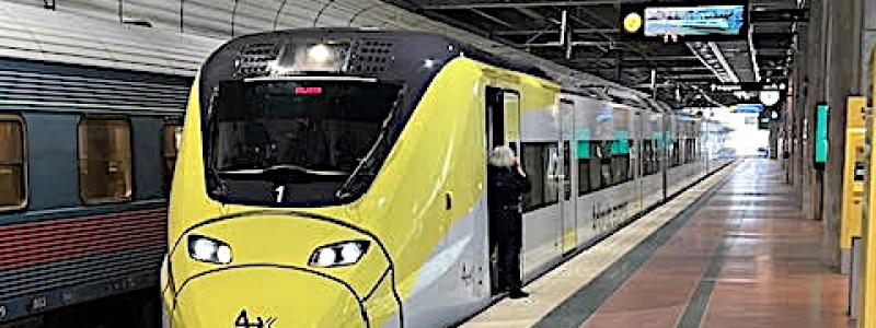 Dagens Arlanda Express. Varje nytt tågsätt blir hela 165 meter långt och erbjuder 323 sittplatser – en kapacitetsökning på över femtio procent jämfört med dagens fordon. Utöver sittplatser finns utrymme för upp till 650 stående passagerare. Foto: John Hardwick