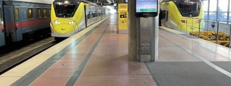 Arlanda Express-tåg vid Stockholm Central. Foto: John Hardwick