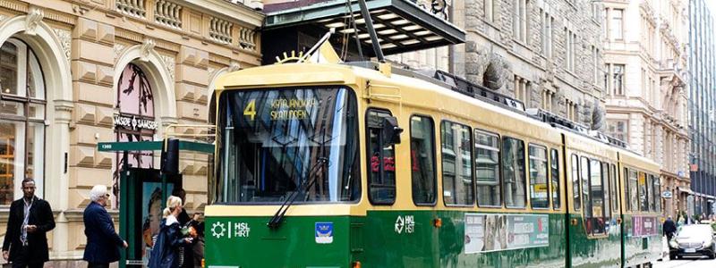 Artic-spårvagnarna började rulla i Helsingfors 2013 och har blivit en viktig del av stadens hållbara transportlösningar. Dessa vagnar är utrustade med tre olika bromssystem – elektriska, hydrauliska och spårbromsar – för att garantera säkerheten under alla förhållanden. De är också kända för sin höga passagerarkapacitet och tillgänglighet, med låggolvdesign som gör dem lätta att använda för personer med funktionsnedsättningar och barnvagnar. Foto: Transtech,