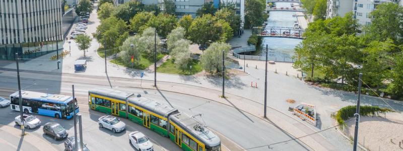 Spårvägsflottan i Helsingfors undersöks efter bromsfel. – För att säkerställa säkerheten ville vi kontrollera att alla bromsbackar i dessa spårvagnar var korrekt installerade, även om det inte utgjorde någon omedelbar fara för trafiksäkerheten, säger Heidi Heikkilä, chef för fordonsunderhåll på Kaupunkiliikenne Oy. Foto: Kaupunkiliikenne Oy, (Stadstrafik AB), Kredit: Aarni Salomaa