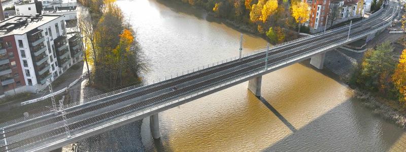 Auraåns järnvägsbro. Projektet genomförs under perioden 2021 till 2026 och har fått stöd från Europeiska unionen både i planerings- och byggskedet. Foto: Finlands Trafikledsverk (Väylävirasto)