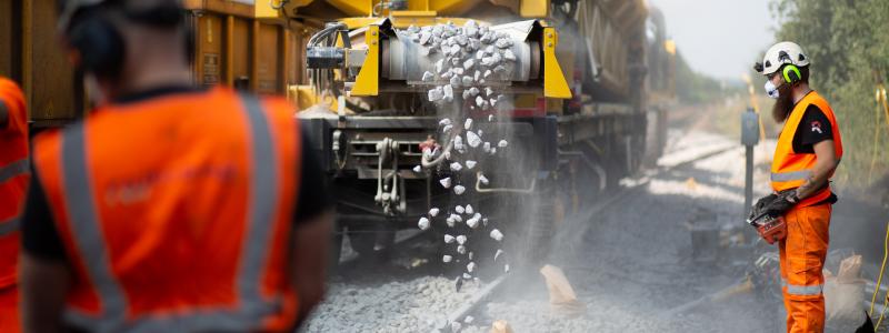 I Storbritannien fylls ballast på spåret med hjälp av en specialanpassad järnvägsvagn. Foto: Railcare