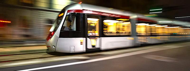 Spårvagnarna kommer att ha en maxhastighet på 70 km/h, en längd på 33,5 meter, 54 sittplatser och en total kapacitet för 278 passagerare. Foto: Hitachi Rail