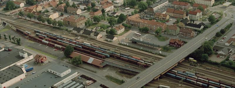 Bild på järnvägen vid Älmhult 1997. Foto: Jan Norrman/Wikimedia Commons/https://commons.wikimedia.org/wiki/File:%C3%84lmhult_-_KMB_-_16000700010669.jpg