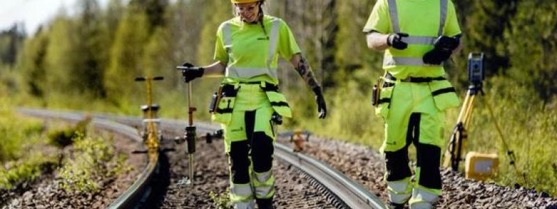 Projektet omfattar bland annat åtgärder för att ersätta äldre delar av anläggningen och leda godstrafik bort från plattformsspår för att förbättra miljön för resenärer. Foto: Sweco