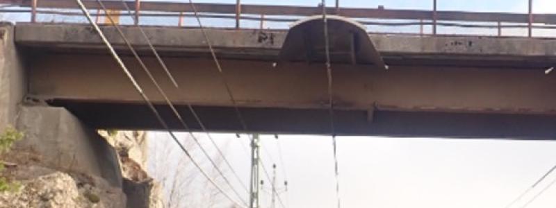 Bron över västra stambanan i Bolverstorp i Katrineholms kommun är uttjänt och byt ut. Foto: Trafikverket