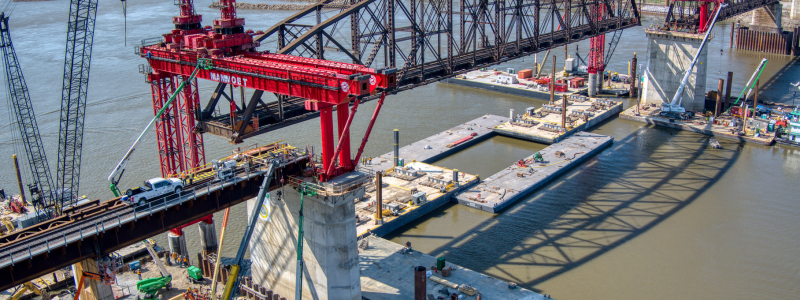 Mammoet lyfter brospannen till den historiska  bron Merchants Bridge i St. Louis. Foto: Mammoet