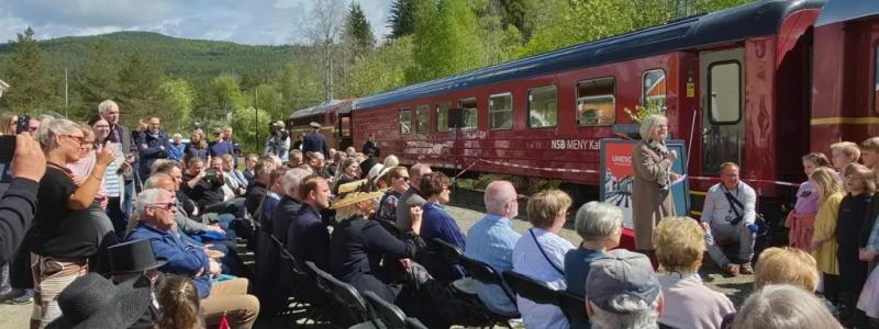 Invigningståget drogs av dieselloket Di 3 616 från det norska järnvägsmuseet Norsk Jernbanemuseum och bestod av både personvagn och buffévagn. Foto: Business Portal Norwegen