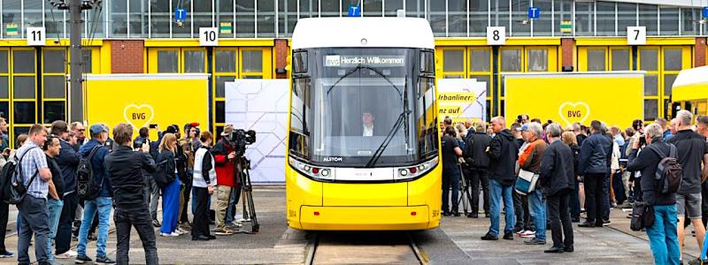 De nya Urbanliner-spårvagnarna kommer att börja trafikera linje M4 under första kvartalet 2025 och ersätta de nuvarande GT6-vagnarna. De nya vagnarna har plats för 312 passagerare, vilket är cirka 12 fler än de tidigare modellerna. Foto: De nya Urbanliner-spårvagnarna kommer att börja trafikera linje M4 under första kvartalet 2025 och ersätta de nuvarande GT6-vagnarna. De nya vagnarna har plats för 312 passagerare, vilket är cirka 12 fler än de tidigare modellerna. Foto: BVG/Andreas Süß
