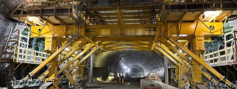 I tunneln sker gjutningen i etapper om tolv meter, med en ny sektion varannan dag.  Foto: BaneNor
