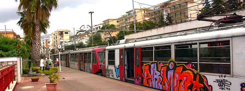 Stadler levererar nya tåg till italienska järnvägssträckan Circumvesuviana. Bilden visar stationen Sorrent. Foto: Wikipedia Common Lic. Kredit: Olaf Baumann