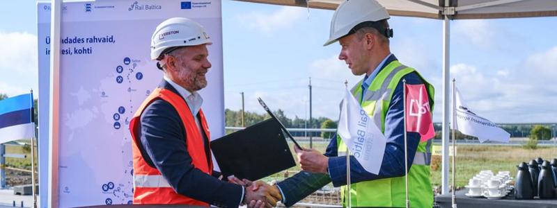 Undertecknande av ett byggkontrakt. Med detta kontrakt förväntar sig Anvar Salomets, ordförande för Rail Baltic Estland, att minst en tredjedel av den 213 kilometer långa huvudlinjen i Estland kommer att vara under byggnation vid årets slut. Kontrakt har nu tecknats för 65 kilometer av linjen. Foto: Rail Baltica