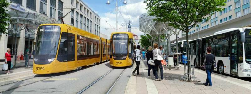De sista inslagen från DDR-tiden försvinner från stadsbilden. Geras kollektivtrafikföretag GVB köper moderna spårvagnar ac Stadler. Bild: Stadler