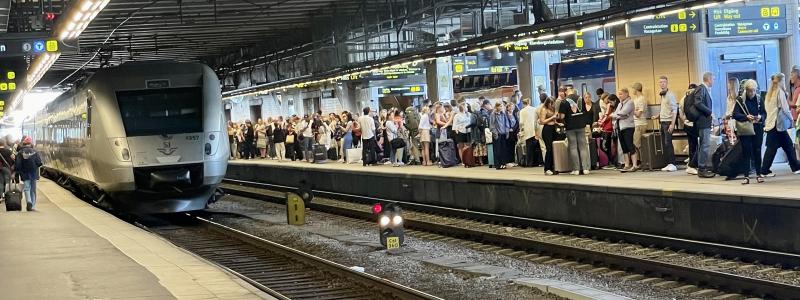 En välfylld perrong på Stockholms centralstation. Foto: Stina Wickenberg