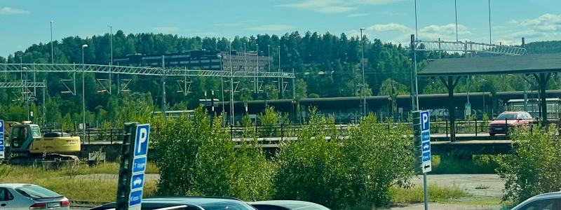 Falu järnvägsstation är en av flera noder på Dalabanan där utlovade moderniseringar uteblivit. Trots överenskommelsen från 2009 har viktiga åtgärder för kapacitet, tillgänglighet och restid ännu inte genomförts. Foto: Stina Wickenberg