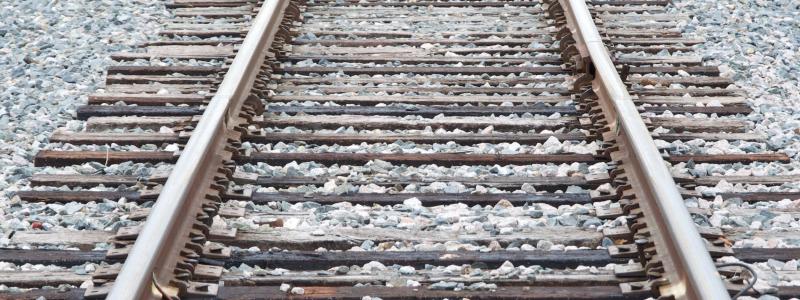 Trafikverket planerar att öka säkerheten och hastighet på järnvägen mellan Falun och Borlänge. I första hand ska ett antal plankorsningar stängas samtidigt som kapaciteten ökas tack vare förlängda spår och ställverksbyte i Ornäs. Foto: dan dennis/unsplash