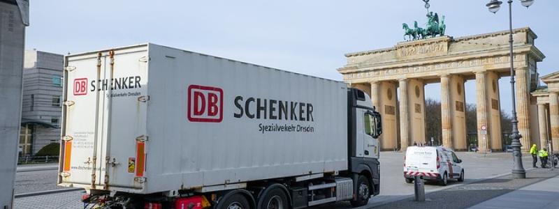 Schenker lastbil vid Brandenburger Tor i Berlin. Deutsche Bahn har under en tid försökt sälja sitt logistikbolag DB Schenker, och nu rapporteras att en försäljning till DSV är nära förestående. Foto: Deutsche Bahn AG / Volker Emersleben