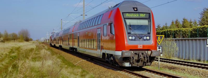 Snart på danska spår. En dubbeldäckare från Dosto 2003-serien i tyska Ribnitz-Damgarten Ost, Foto: Wikipedia Common. Kredit: RsVe