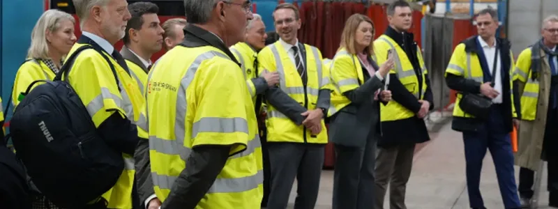 Den ukrainska delegationen tillsammans med bland andra infrastrukturminister Andreas Carlson och Trafikverkets generaldirektör Roberto Maiorana. Foto: Trafikverket