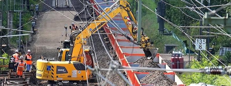 Redan under den andra av trettioåtta veckors generalrenovering på sträckan Hamburg–Berlin har det enligt DB Watch från förbundet NEE/Die Güterbahnen uppstått ”betydande problem” på omledningssträckorna. Orsaken var två parallella byggarbetsplatser som tvingade fram enkelspårsdrift. På nätterna drabbades sträckorna Bad Bevensen–Bienenbüttel mellan Lüneburg och Uelzen samt Frellstedt–Schandelah mellan Braunschweig och Helmstedt. Foto: DB