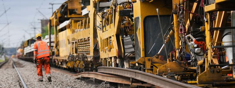 DB InfraGO har under 2024 stärkt sin personalstyrka med 5 500 nya medarbetare i operativa roller. Dessa inkluderar tekniker inom underhåll och personal på järnvägens signalcentraler. Syftet är att säkerställa en stabil drift och snabbare hantering av infrastrukturprojekt. Foto: DB, kredit: Oliver Lang
