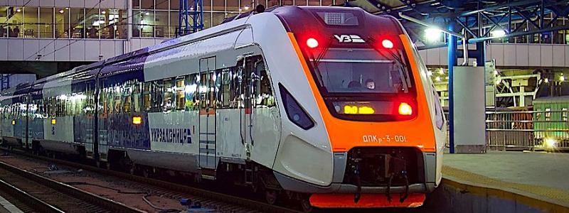 Ett modernt Ukrzaliznycja- tåg nummer ДПКР3-001 vid Kievs centralstation för passagerartrafik. Foto: Wikipedia Common, kredit: Volodimir Kriniskjiii